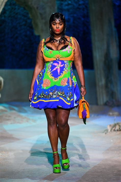 modelle curvy versace|versace plus size runway models.